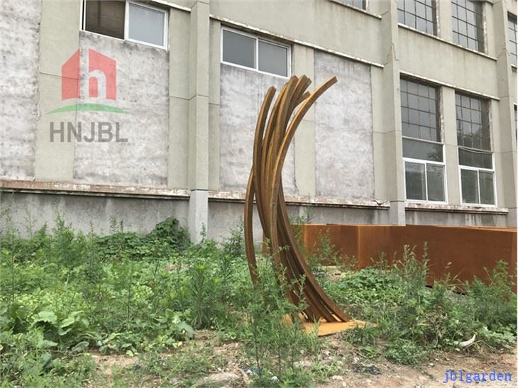 Duża nowoczesna abstrakcyjna statua