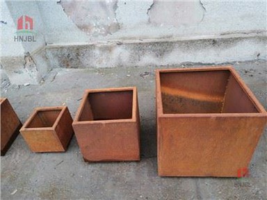 Zardzewiała, gruntowa skrzynka na doniczki ze stali Corten