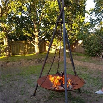 Metalowe palenisko opalane drewnem na patio