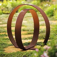 Zardzewiała metalowa rzeźba w kształcie pierścienia