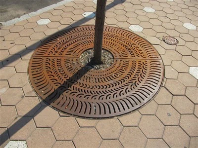 Metalowa stalowa krata drzewna