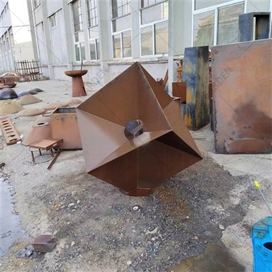 Odkryte duże rzeźby ogrodowe