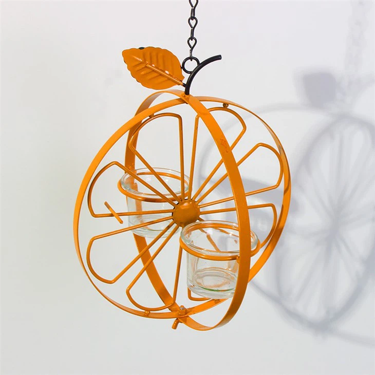 Wiszący karmnik dla kolibrów na drzewie